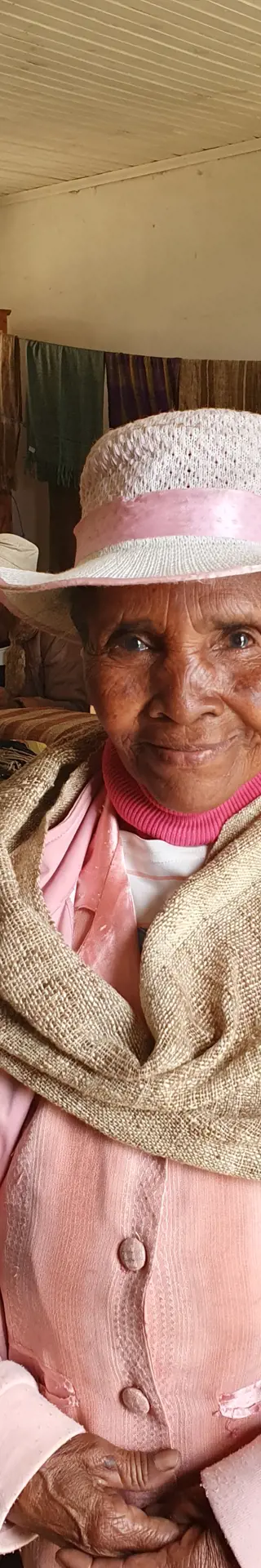 Stolze Seidenschal-Herstellerin